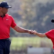 Tiger y Charlie Woods, complicidad y talento, brillaron en el campo de Florida. Foto REUTERS/Joe Skipper